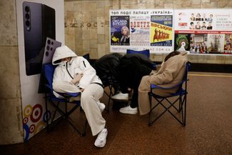 Люди укрываются в метро Киева во время ракетного обстрела