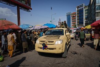 Кортеж Халиля аль-Рахмана Хаккани, нынешнего лидера «Группировки Хаккани», террористической организации, союзной «Талибану». За его голову США назначили награду в 5 миллионов долларов. Сейчас он свободно передвигается по Кабулу, а 20 августа его видели выходящим с пятничной молитвы в городской мечети.