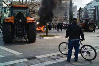 Фермеры подожгли сено в центре Ларисы, Греция. 27 февраля 2024 года.