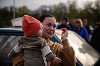 Женщина, приехавшая с оккупированной территории в пункт регистрации беженцев.