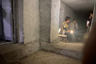 Бомбоубежище, в котором укрылся журналист «Дождя» во время обстрела — кадр из съемок Еловского