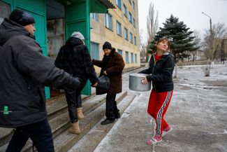 Жители Соледара, вывезенные на подконтрольную России территорию Донецкой области, в Шахтерск