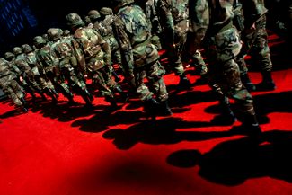 Военнослужащие на красной ковровой дорожке во время нью-йоркского парада в День Колумба в 2001 году — в первые дни после вторжения в Афганистан.