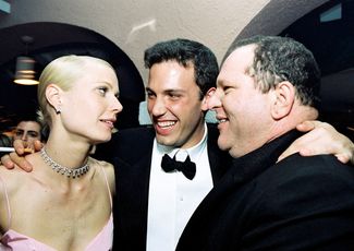 Гвинет Пэлтроу, Бен Аффлек и Харви Вайнштейн на вечеринке киностудии Miramax после церемонии «Оскар» в 1999 году