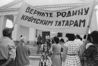 Митинг крымских татар в поддержку турок- месхетинцев, пострадавшим во время погромов в Узбекистане. Крымск, Краснодарский край, 28 июня 1989 года<br>