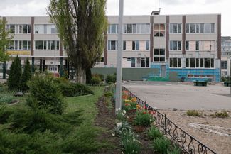 Следы удара рядом со школой в районе Харьковская Гора. Апрель 2024 года
