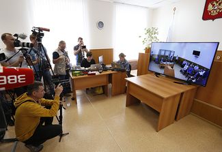Никому из журналистов не удалось попасть в зал, где проходило первое заседание суда по делу украинской летчицы Надежды Савченко. Донецк (Ростовская область), 22 сентября 2015 года