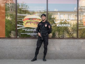 Полицейский на проспекте Путина в Грозном, сентябрь 2018 года