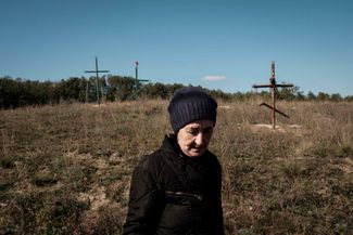 Светлана Борисенко, 65 лет, из Щурово Донецкой области, на фоне захоронений, появившихся в поселке за время оккупации с весны 2022 года. 17 сентября ВСУ освободили Щурово