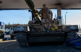 Боец ВСУ на украинском танке