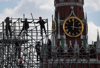 Рабочие разбирают конструкции на Красной площади. 12 мая 2023 года