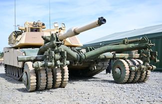 Украинские танкисты на военной базе в США учатся применять танк M1A1 Abrams с минным тралом (катковый минный трал — приспособление для проделывания проходов в минных полях). Обширные российские минные поля — одно из главных препятствий для контрнаступления ВСУ, начавшегося 4 июня