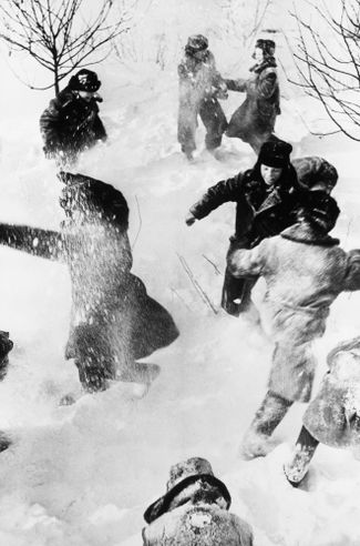 Snowball fight. 1962.