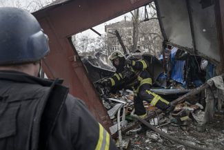Украинские спасатели разбирают завалы на месте попадания российской ракеты