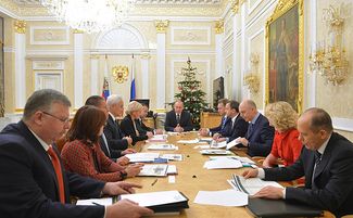 Президент Владимир Путин на совещании с экономическим блоком правительства, 24 декабря 2015 года