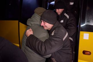 Украинские военнопленные встречаются с родными в Киеве после обмена