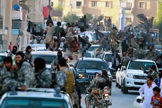 Боевики запрещенного в России ИГ в Ракке (Сирия), 30 июня 2014 года