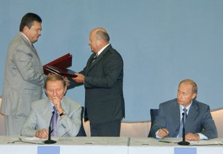 Russian and Ukrainian Prime Ministers Mikhail Fradkov and Viktor Yanukovych sign intergovernmental agreements in the presence of Russian and Ukrainian Presidents Vladimir Putin and Leonid Kuchma. Sochi, August 18, 2004.