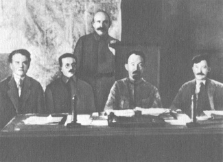 Члены коллегии ВЧК (слева направо) Я. X. Петерс, И. С. Уншлихт, А. Я. Беленький (стоит), Ф. Э. Дзержинский, В. Р. Менжинский, 1921 год