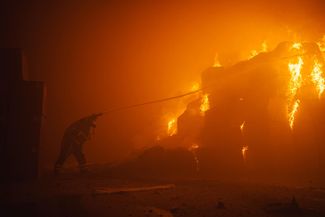 Тушение пожара, возникшего в результате российской атаки по Киеву дронами. 28 мая 2023 года