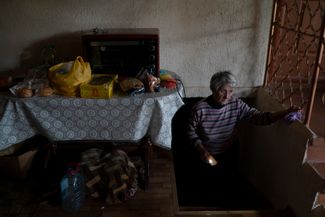 72-летняя жительница Большой Александровки выходит из подвала своего дома. По ее словам, после более чем шести месяцев российской оккупации она и ее друзья все еще спят каждую ночь в этом подвале