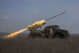 Выстрел из украинской системы залпового огня БМ-21 «Град»