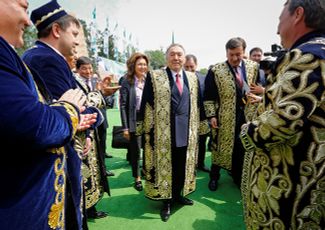 Нурсултан Назарбаев в национальном костюме, 1 мая 2016 года