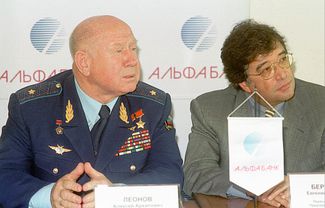 Первый зампред правления Альфа-банка Евгений Бернштам (справа) и вице-президент Альфа-банка космонавт Алексей Леонов. 28 мая 2001 года.