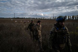 Украинские военные в Харьковской области. Ее территория освобождена не полностью, бои идут у границ с Луганской областью и Россией