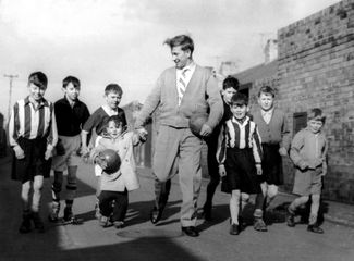 Бобби Чарльтон в английском городе Ашингтоне идет играть в футбол с местными детьми на заднем дворе своего дома