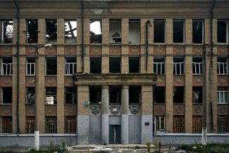 Разрушенная школа № 15 в городе Константиновка Донецкой области. Константиновка находится к югу от Краматорска, который является одной из основных целей российской армии в Донбассе