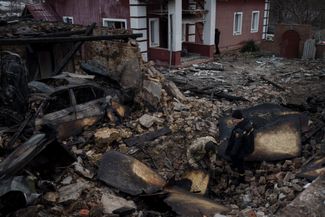 Разрушенный во время атаки жилой дом в Киеве