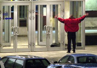 Неизвестный мужчина пытается попасть в здание захваченного Театрального центра в ночь на 24 октября. С вечера 23-го здание оцеплено милицией, там же работают сотрудники ФСБ. По данным ФСБ, захват готовился в течение нескольких месяцев.
