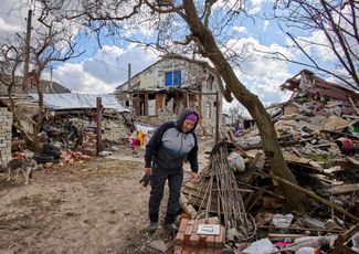 60-летняя жительница села Черкасские Тишки в Харьковской области показывает свой дом, разрушенный в результате обстрела