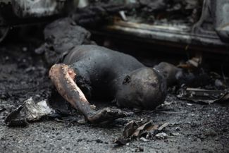 Тело мирного жителя на шоссе в районе поселка Дмитровка