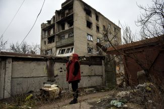 Жительница Лимана во дворе своего дома, разрушенного обстрелом в апреле