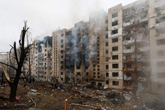 Многоэтажный дом горит в Соломенском районе. Большинство из пострадавших во время ночной атаки живут в этой части города. Известно, что некоторых жильцов дома огонь заблокировал в квартирах