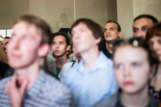 Несмотря на постоянные аресты, нападения и административное давление, кампания Навального привлекала все больше внимания — непубличные встречи с волонтерами собирали уже сотни человек. Ижевск, 10 июня 2017 года