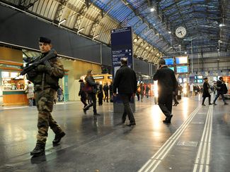 Военный патрулирует Восточный вокзал, Париж, 8 января 2015 года