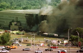 Западный фасад Пентагона после теракта. В здание министерства обороны США врезался самолет, захваченный после вылета из аэропорта Вашингтона. На борту находились 64 человека. На земле погибли еще 125 человек
