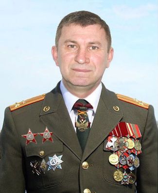 Фотография Сергея Дубинского в форме полковника, загруженная в 2011 году. Как утверждает Bellingcat, часть наград добавлена с помощью редактора фотографий
