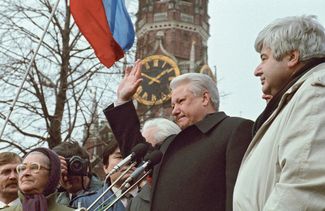 <br>Президент Борис Ельцин во время выступления на митинге у Васильевского спуска. 28 марта 1993 года