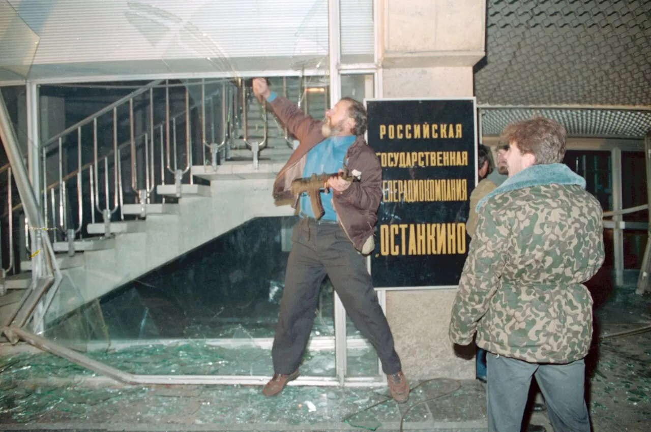 В октябре 1993 года Россия стояла на пороге гражданской войны. Ее удалось  избежать — ценой жизни 159 человек Публикуем текст «Холода» — о жертвах  противостояния 30-летней давности, которых практически забыли — Meduza