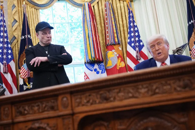 Трамп и Маск публично разругались в соцсетях. Президент пригрозил лишить компании бизнесмена субсидий. Тот в ответ заявил, что прекращает эксплуатацию корабля Dragon