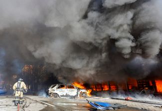 Пожар в торговых палатках, загоревшихся из-за обстрела