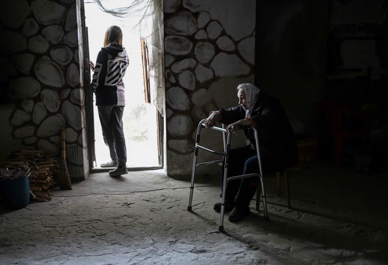 90-летняя жительница Северска в подвале, используемом в качестве укрытия