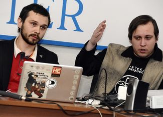Станислав Шакиров (справа) и председатель Пиратской партии России Павел Рассудов. Москва, 30 марта 2011 года