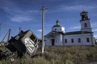 Поврежденная при обстрелах церковь Троицы Живоначальной в Граково на фоне уничтоженной российской техники