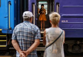 Мужчина и женщина провожают внучку, которая уезжает на эвакуационном поезде из Покровска. В конце июля власти Донецкой области <a href="https://meduza.io/news/2022/07/30/vlasti-ukrainy-ob-yavili-ob-obyazatelnoy-evakuatsii-iz-donetskoy-oblasti" rel="noopener noreferrer" target="_blank">объявили</a> об обязательной эвакуации жителей. Из региона планируют вывезти более 200 тысяч человек, чтобы они не замерзли зимой из-за отсутствия отопления