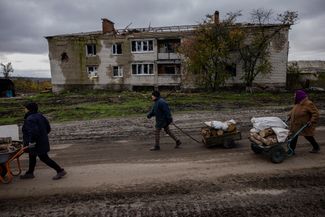Женщины везут дрова в селе Шандриголово в Краматорском районе Донецкой области. Разрушения в ходе боев и атаки ВС РФ на энергосистему Украины поставили под угрозу устойчивость отопления в преддверии зимы